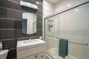 Combined shower/tub, hair dryer, shampoo