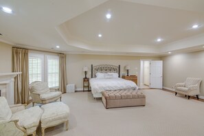 6 bedrooms, iron/ironing board, travel crib, internet - Pool, Hot Tub & Outdoor Theater: Franklin Retreat (Franklin)