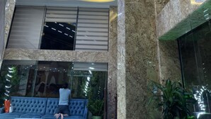 Un interior moderno con un diseño de techo único que incluye una lámpara central y una zona de estar debajo.