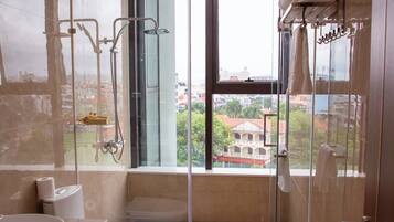 Luxury Apartment | Bathroom | Shower, hydromassage showerhead, free toiletries, hair dryer