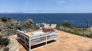 A terrace with a view of the sea, a sofa, and a table. - Rental apartment with sea view in Aiguafreda, Begur (Begur)