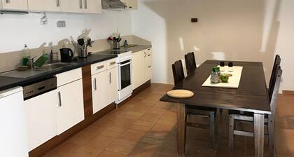 3 Bed Flat - Sleeps 20 - Smoking room - Wifi