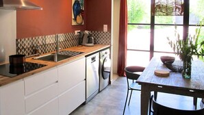 Cafetière-théière, réfrigérateur, four à micro-ondes, un four
