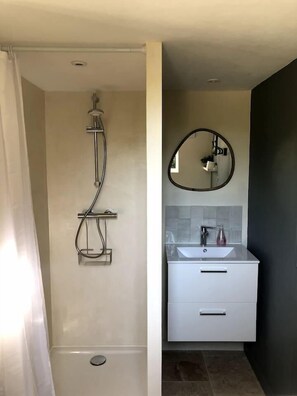 Shower, towels - Studio avec patio et jacuzzi (Mazan)