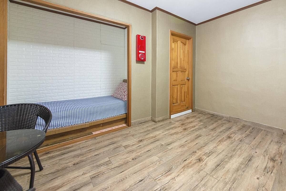 Basic Room, 1 Bedroom (Mint) | 1 bedroom, WiFi (free)