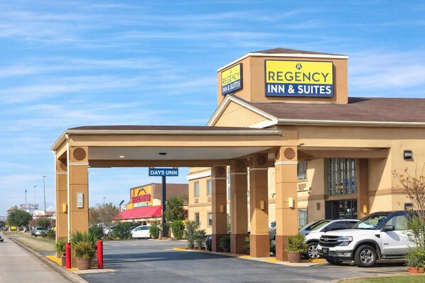 Property entrance - Regency Inn & Suites Houston East I 10 (Houston)