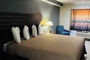 Desk, free WiFi, bed sheets - Regency Inn & Suites Houston East I 10 (Houston)