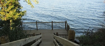 Lake Winnebago waterfront 3 bedroom Log home on a private lot with a great view!