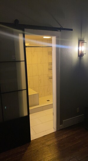 Duschwanne, Handtücher, Shampoo, Toilettenpapier