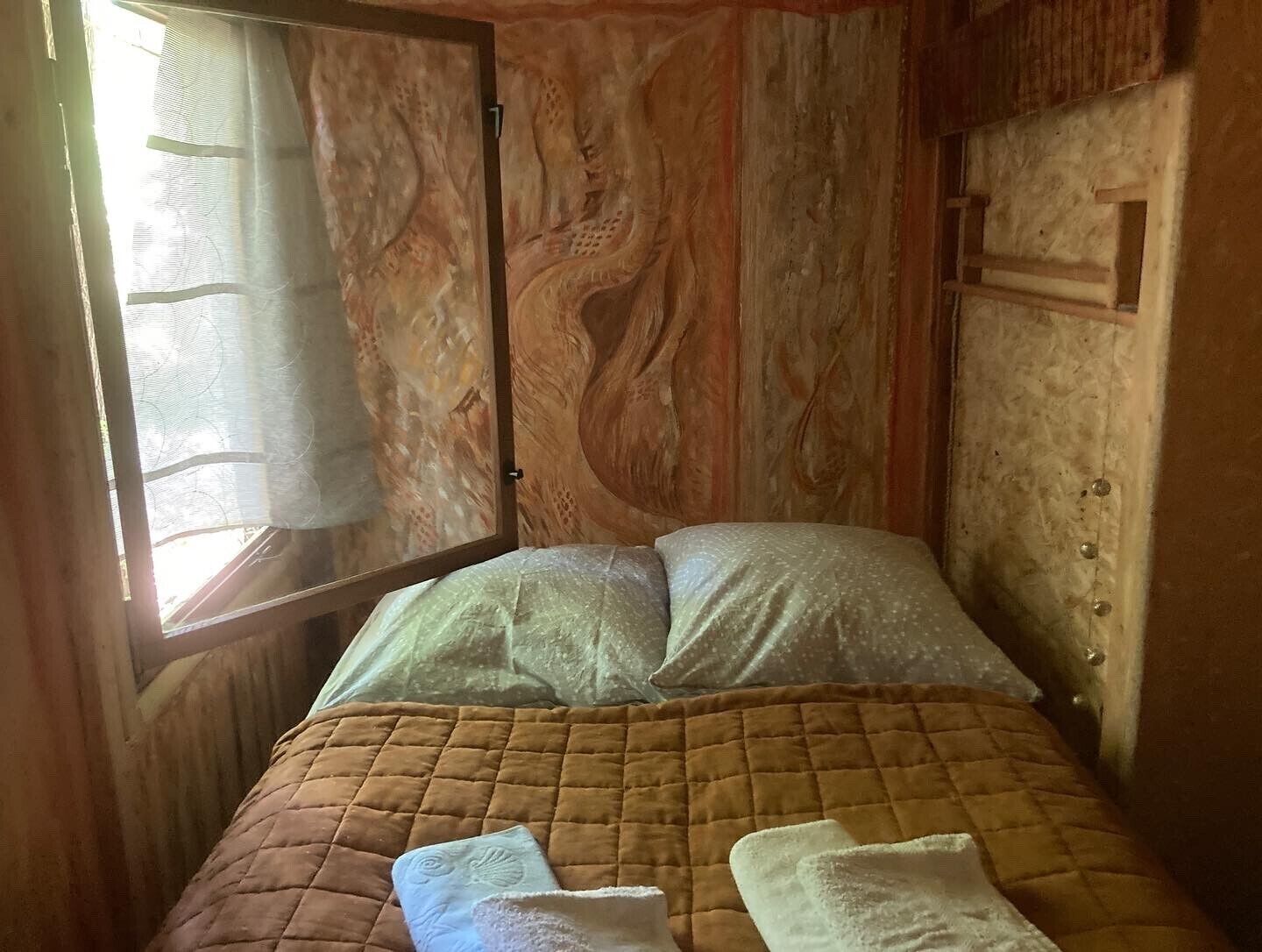 1 bedroom, bed sheets