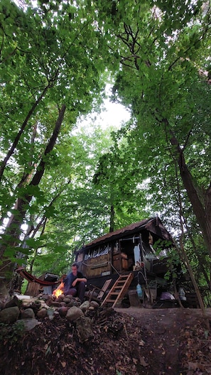 A rustic cabin with a fire pit, wooden stairs, and a hammock. - Your hassle-free retreat for two – right by Silbersee near Coswig (Anhalt) (Coswig (Anhalt))