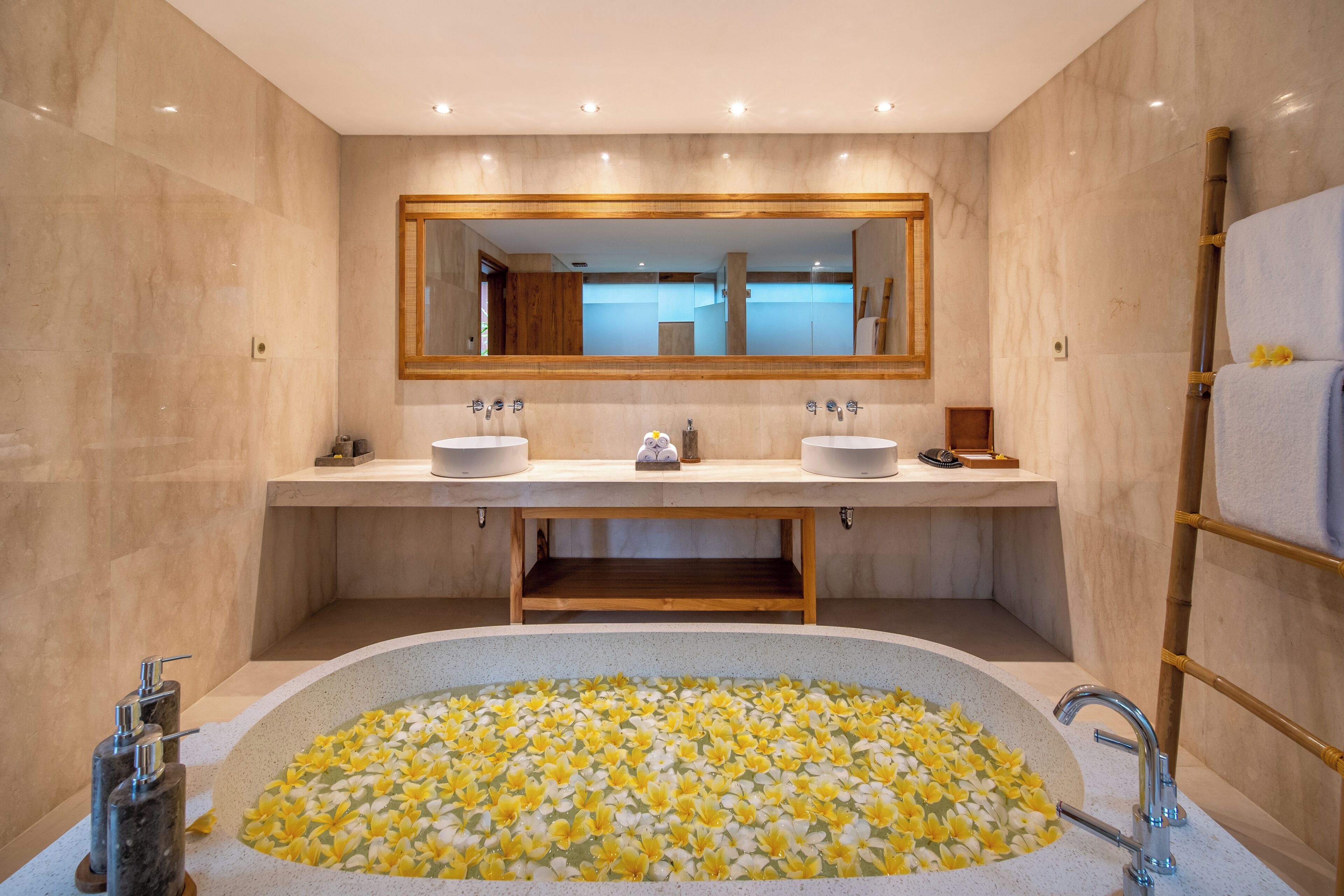 Deluxe Suite with Hot Tub and Free Scheduled Activities | Bathroom | Designer toiletries, hair dryer, bathrobes, slippers