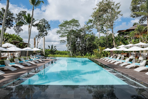 2 outdoor pools, open 10:00 AM to 6:00 PM, free pool cabanas