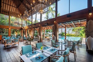 3 restaurants; breakfast, lunch, dinner, and brunch served