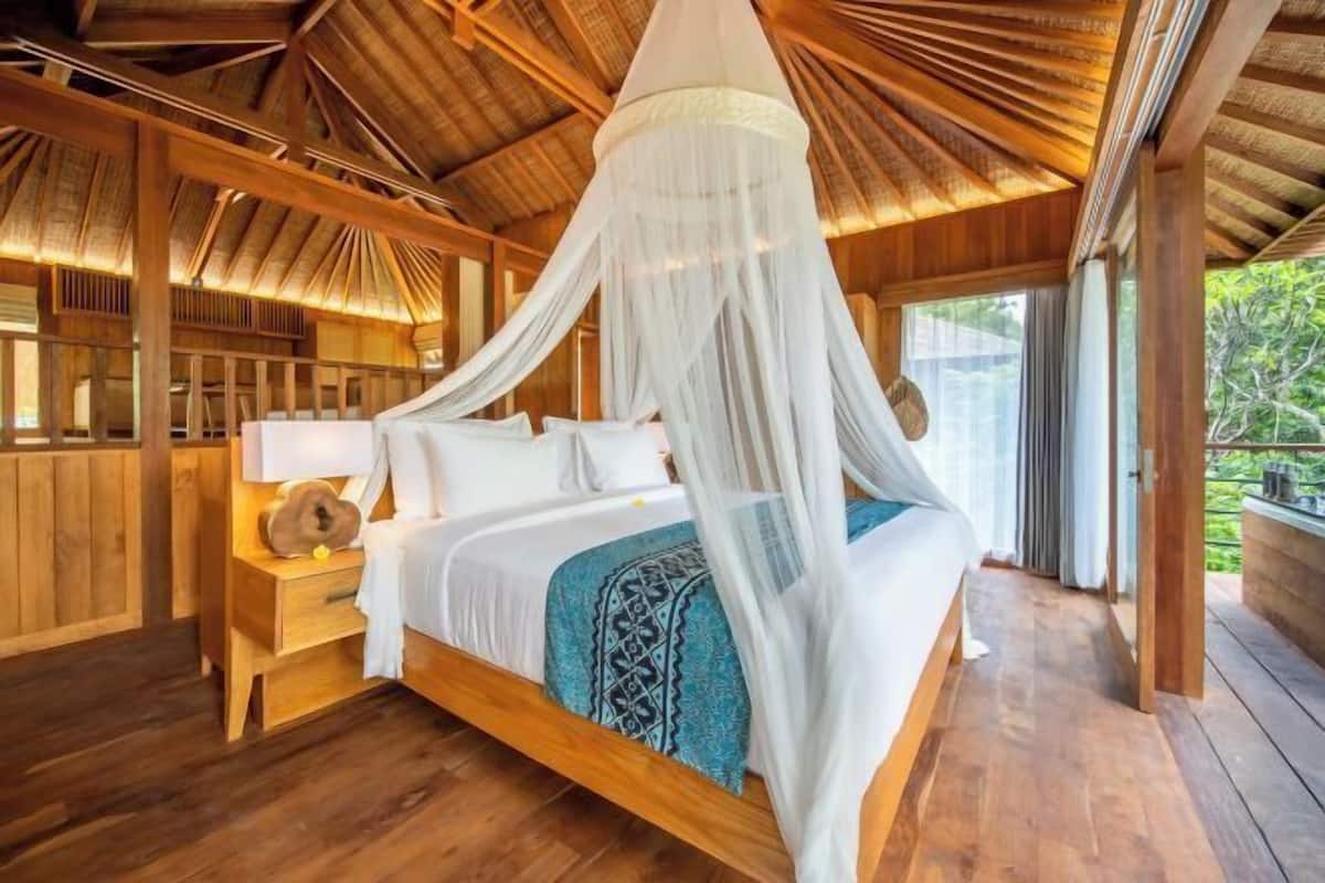 2 bedrooms, premium bedding, pillow-top beds, minibar
