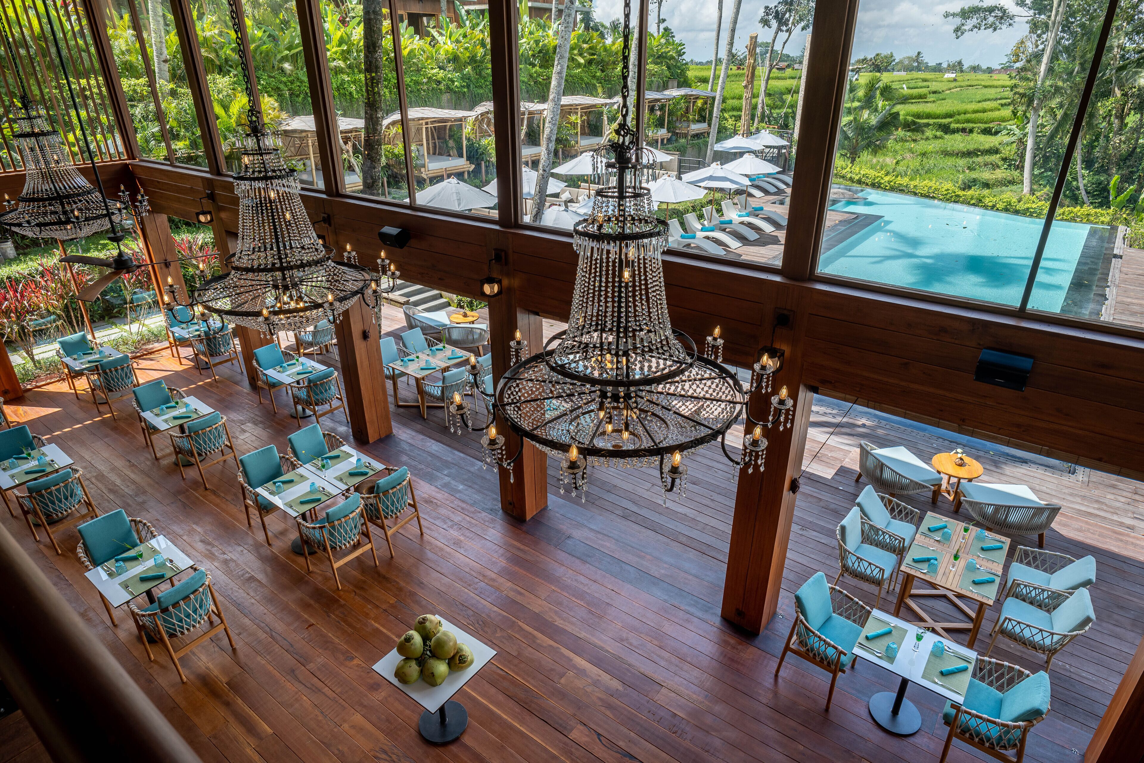 3 restaurants; breakfast, lunch, dinner, and brunch served
