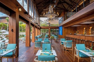 3 restaurants; breakfast, lunch, dinner, and brunch served