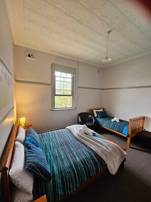 Ropa de cama hipoalergénica y tabla de planchar con plancha