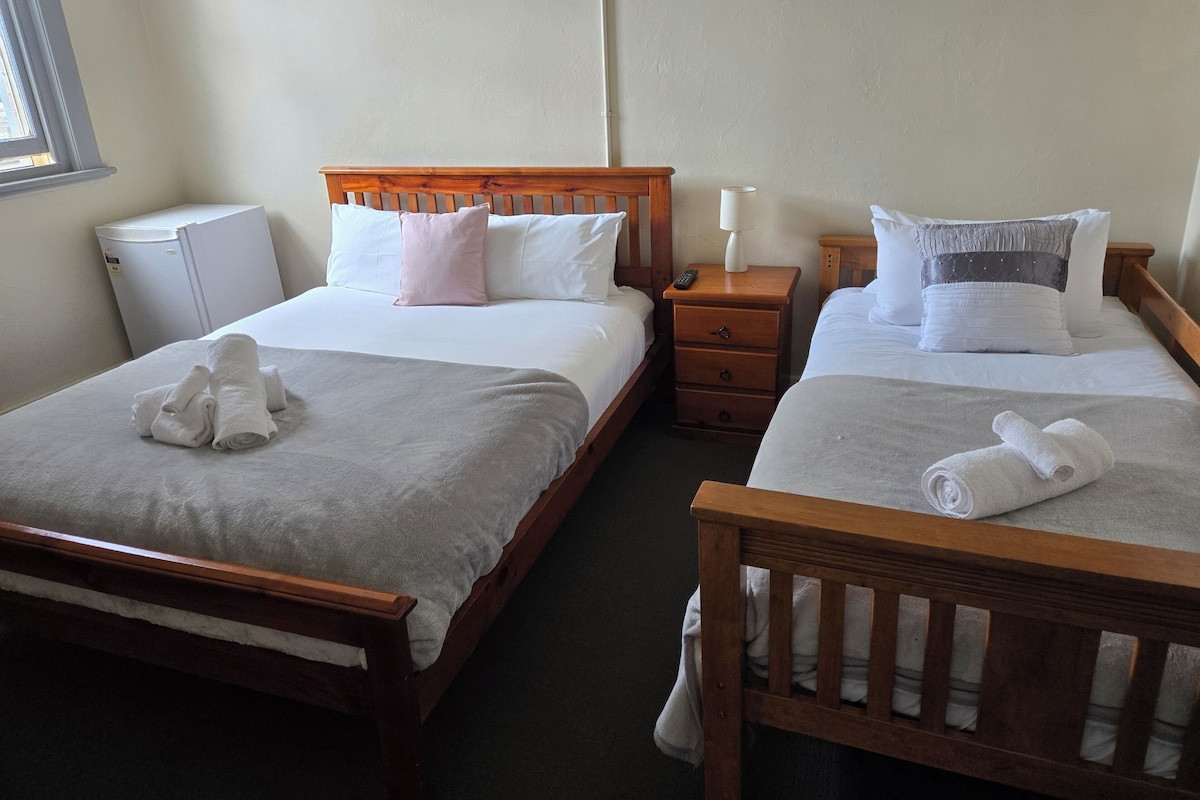 Quarto triplo | Roupas de cama antialérgicas, ferros/tábuas de passar roupa