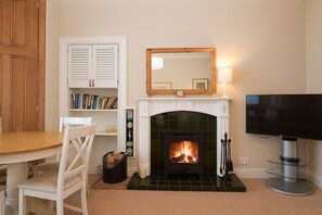 Interior - Kames View, shore front location, ground floor, wood burning fire, sleeps 4 (Kames)