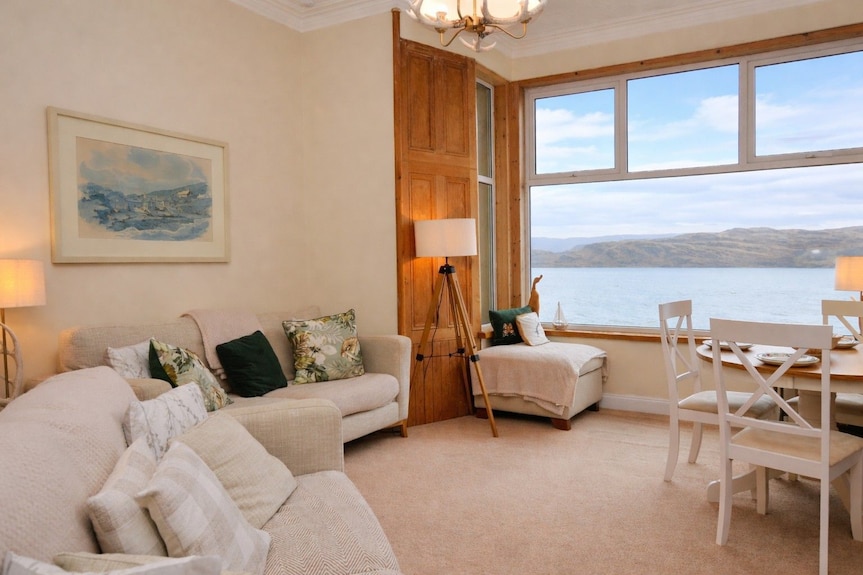 Kames View, Shore Front Location, Ground Floor, Wood Burning Fire, Sleeps 4 - Tighnabruaich