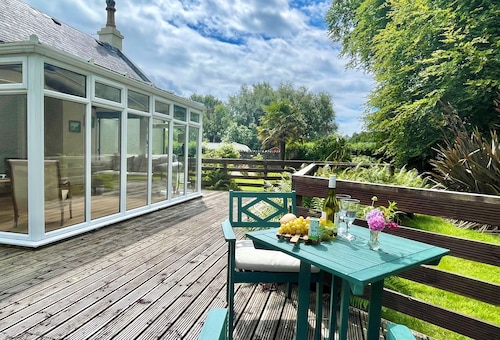 Kevington Cottage, charming one bedroom cottage, conservatory, decking area,