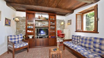 Televisión de pantalla plana y chimenea