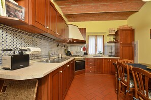 Kitchen and dining area - Certosa 4, Firenze, Italy (Firenze)