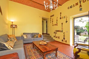 A living room with a sofa, a coffee table, and a patterned rug. - Certosa 4, Firenze, Italy (Firenze)