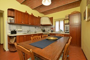 Kitchen and dining area - Certosa 4, Firenze, Italy (Firenze)