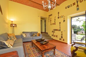 A living room with a sofa, a coffee table, and a patterned rug. - Certosa 4, Firenze, Italy (Firenze)