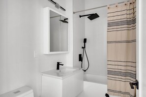 Hårføner og håndklær