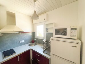 Kühlschrank, Mikrowelle, Wasserkocher mit Kaffee-/Teezubehör, Toaster