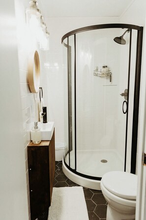 Combined shower/bathtub, hair dryer, towels, soap - "The Lynn" MODERN URBAN STAY w/ Backyard (Lexington)
