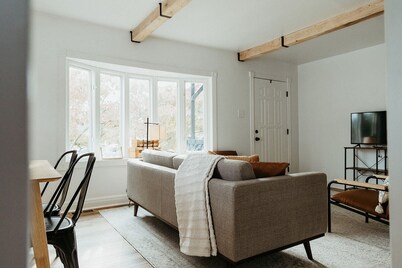 "The Lynn" MODERN URBAN STAY w/ Backyard
