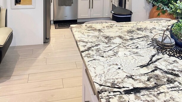 A modern kitchen with white cabinets, a marble countertop, and a backsplash. - FloridaTropical vacation home near the beach, swimming pool with heating system (Pembroke Pines)