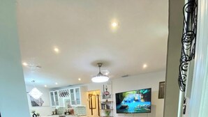 A modern living room with a sofa, armchairs, and a TV. - FloridaTropical vacation home near the beach, swimming pool with heating system (Pembroke Pines)