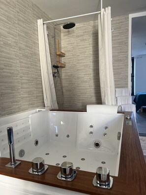 Shower, jetted bath, towels