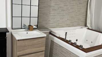 Douche, baignoire à jets, serviettes fournies