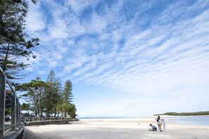 On the beach - Cosy Family Friendly, Beachside Unit, Views, Walk Everywhere. Long stays welcome (Caloundra)