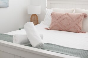 3 habitaciones, escritorio y tabla de planchar con plancha