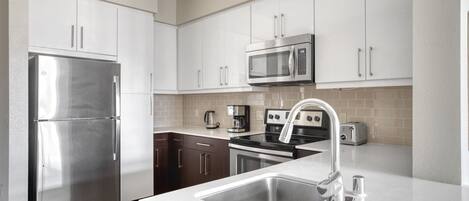 Réfrigérateur, micro-ondes, four, lave-vaisselle