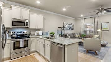 Een koelkast, een microgolfoven, een oven, een kookplaat