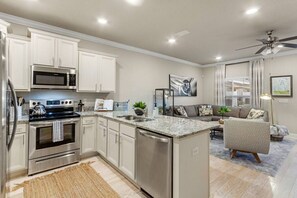 Een koelkast, een microgolfoven, een oven, een kookplaat