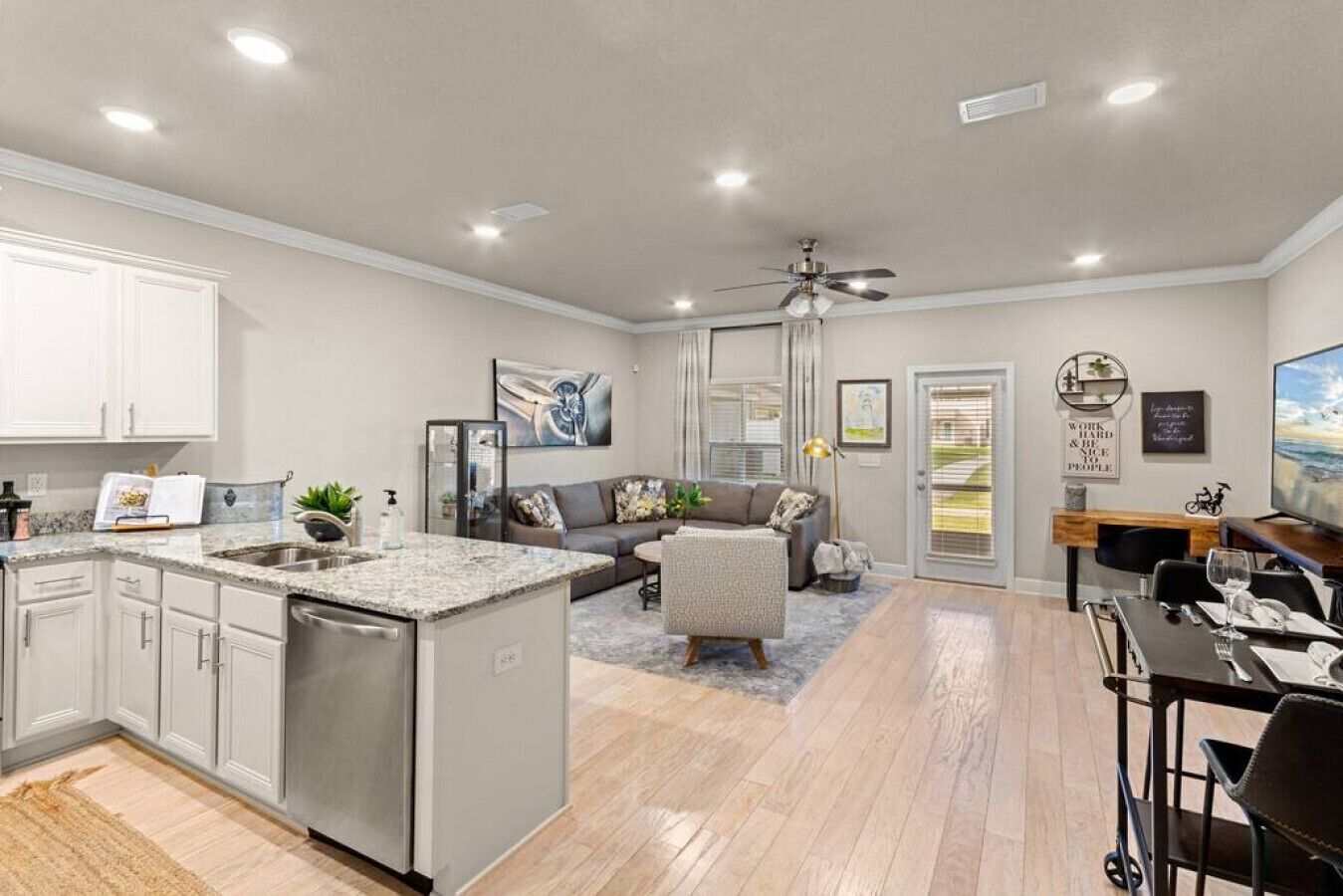 Stylish Modern Retreat In Downtown W/ Pool, 3 Bedroom, 2.5 Bath, Free Parking - Pensacola, FL
