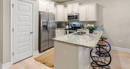 Stylish Modern Retreat in Downtown w/ Pool, 3 Bedroom, 2.5 bath, free parking