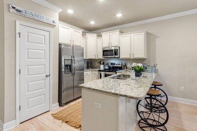 Stylish Modern Retreat in Downtown w/ Pool, 3 Bedroom, 2.5 bath, free parking