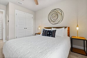 3 slaapkamers, een bureau, een strijkplank/strijkijzer, reisbedje