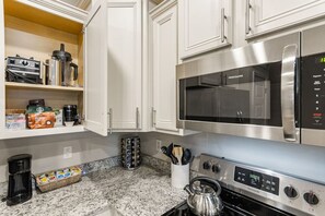 雪櫃、微波爐、焗爐、爐具