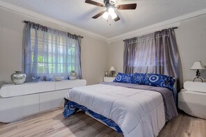 4 soverom, skrivebord, strykejern/-brett og reiseseng for barn